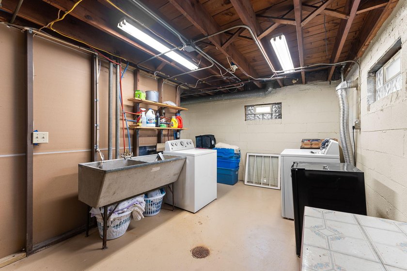 Charming brick ranch in the heart of Hobart! Updated kitchen - photo 18