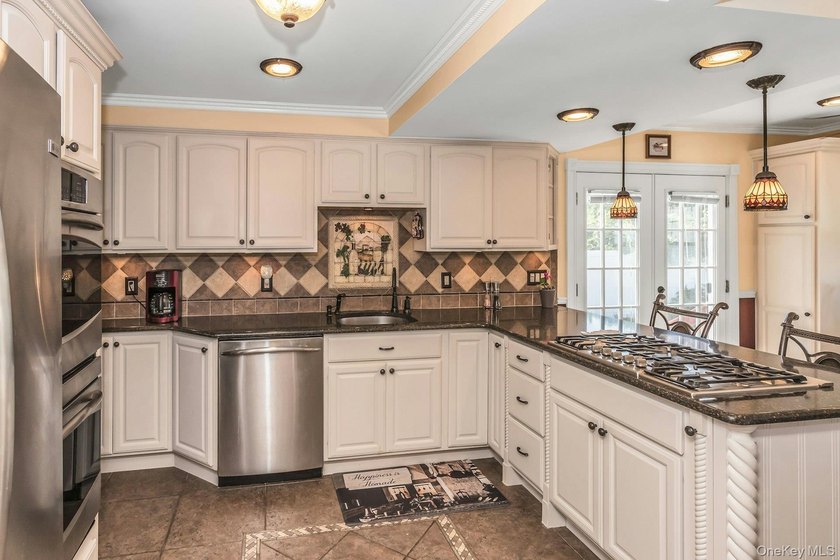 Welcome to this charming and beautifully maintained Cape Cod - photo 10