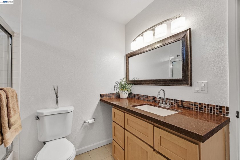 Welcome to this great end-unit townhome offering 2 bedrooms and - photo 21