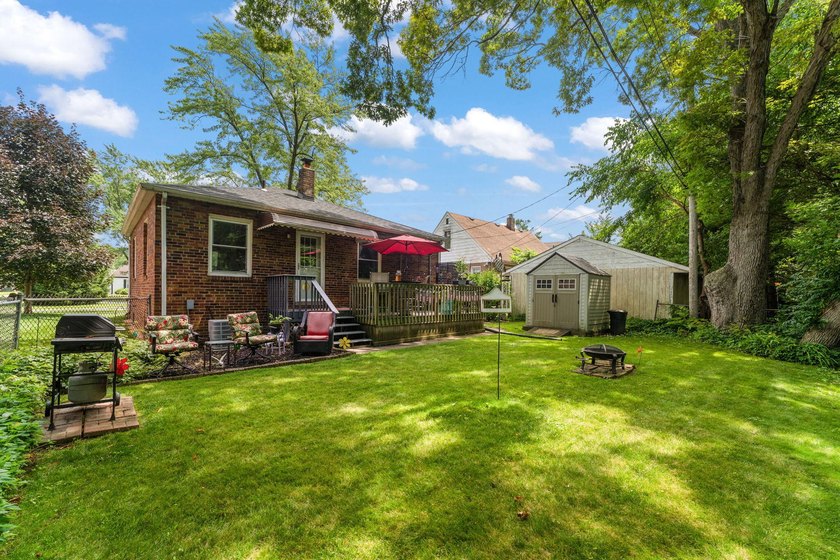 Charming brick ranch in the heart of Hobart! Updated kitchen - photo 21