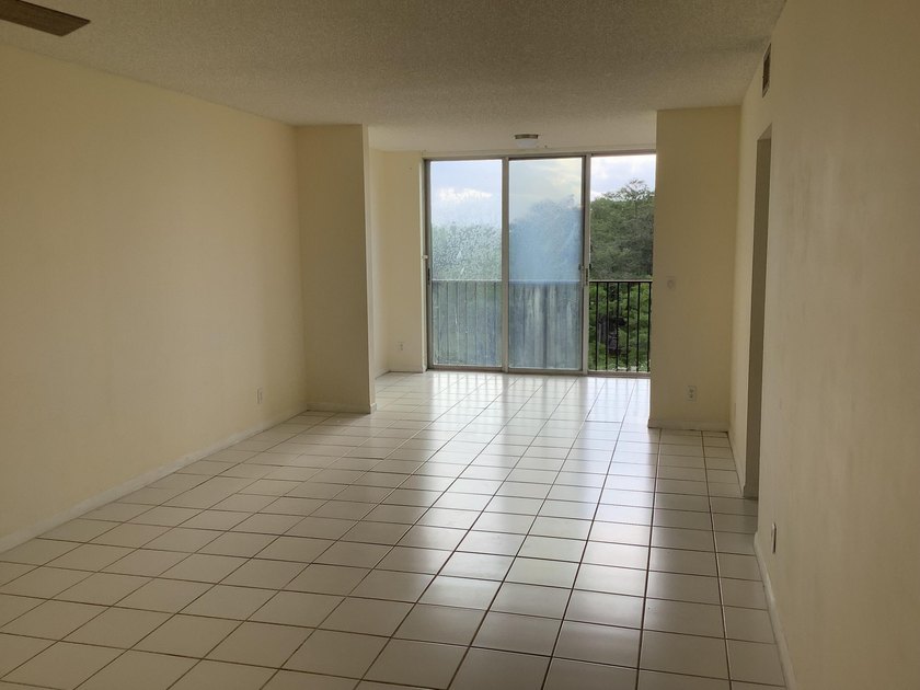 Spacious condo on PH 5th floor, corner unit., no neighbors above - photo 7