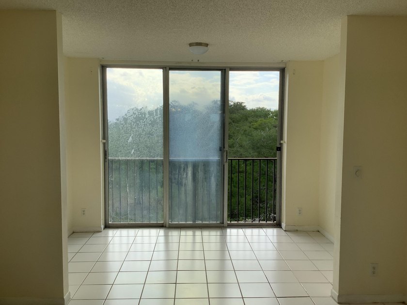 Spacious condo on PH 5th floor, corner unit., no neighbors above - photo 8
