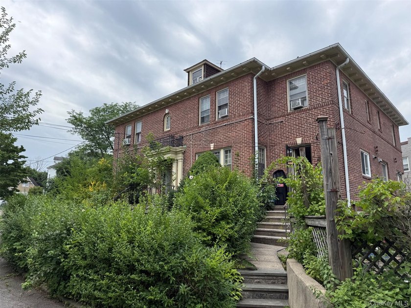 Beautiful Georgian Townhouse to be Sold AS IS. Has good 250 gal - photo 2