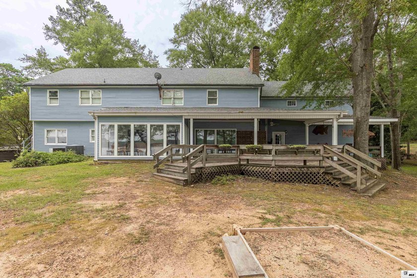 7-bedroom, 3.5-bath waterfront home is on one of the best lots - photo 3