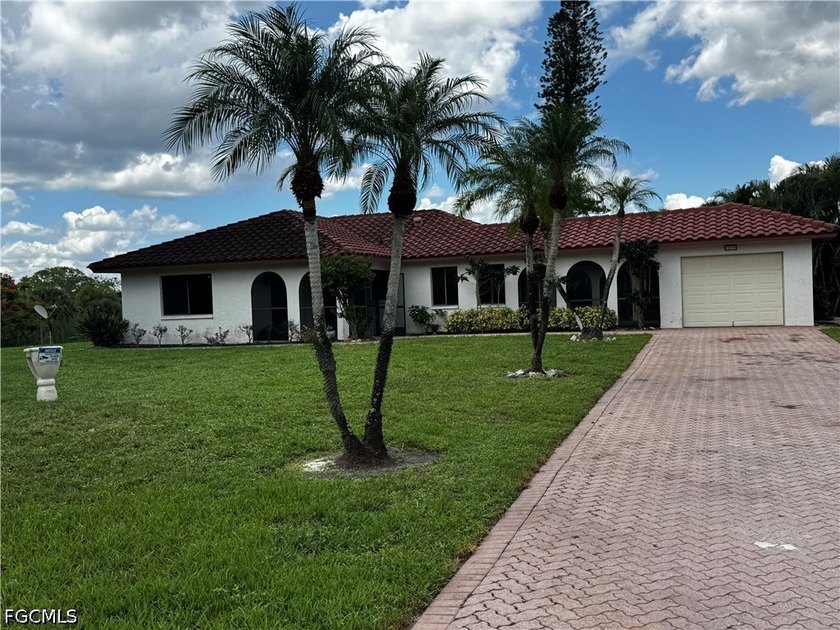 Landscaping fully re-done! Rare opportunity to secure a full - photo 2