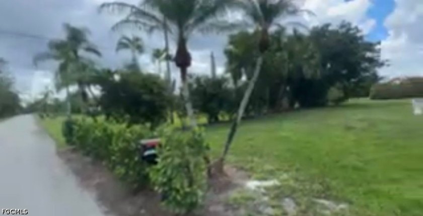 Landscaping fully re-done! Rare opportunity to secure a full - photo 7