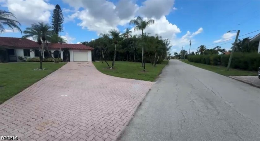 Landscaping fully re-done! Rare opportunity to secure a full - photo 8