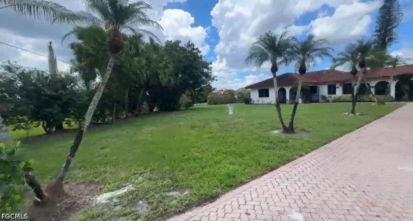 Landscaping fully re-done! Rare opportunity to secure a full - photo 9