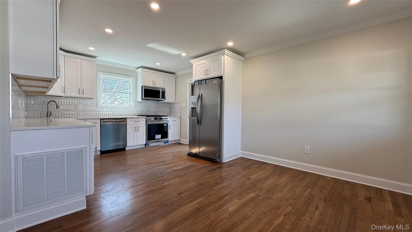 This thoughtfully updated Colonial in the heart of West Babylon - photo 5