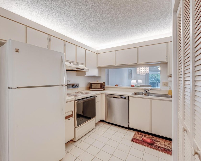 This turnkey 55+ community condo is move-in ready, featuring a - photo 8
