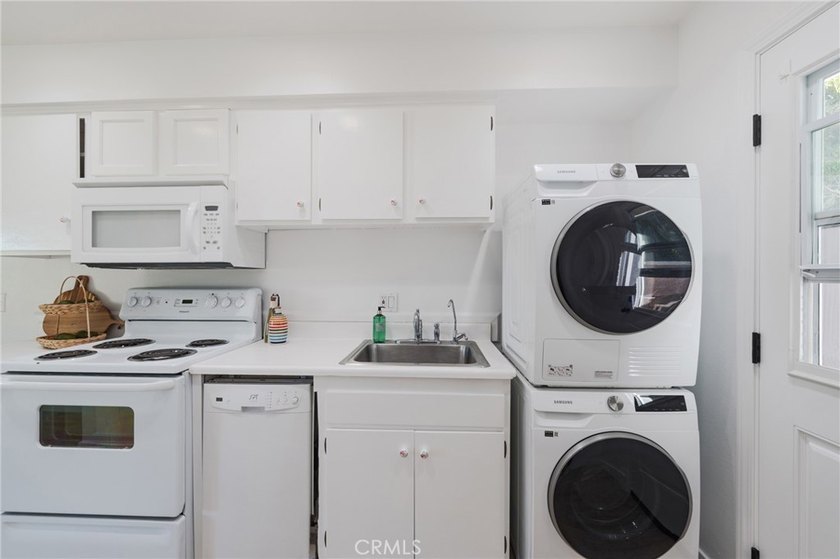 Welcome Home to this Beautifully Maintained Updated End-Unit - photo 14