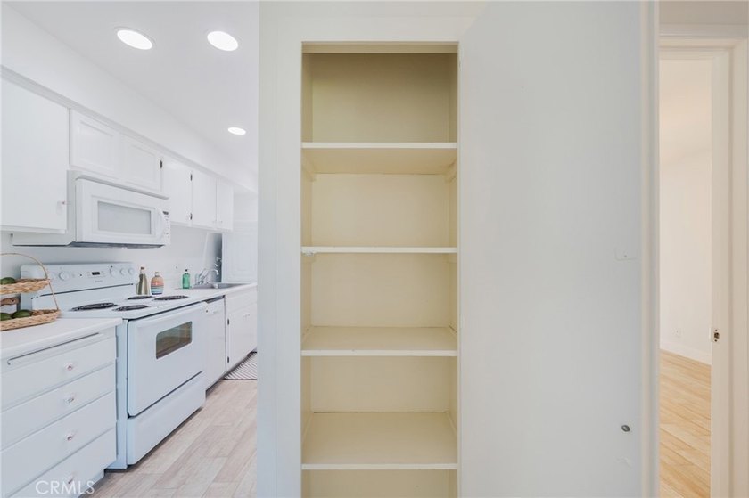 Welcome Home to this Beautifully Maintained Updated End-Unit - photo 16