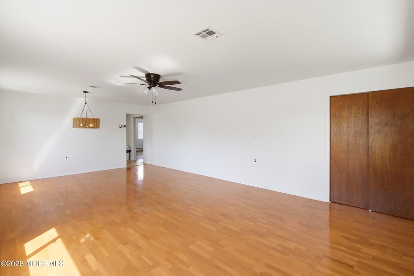 Welcome to this nicely maintained 2-bedroom, 2-bath Lakeview - photo 4