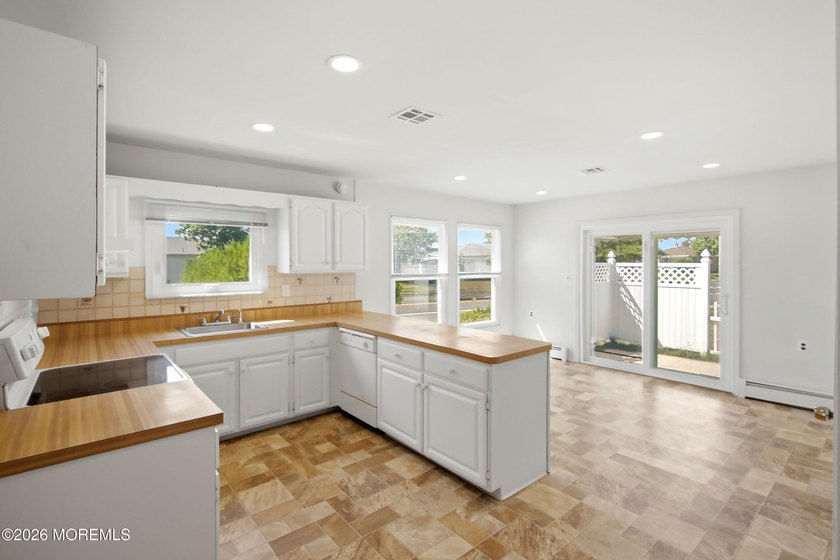 Welcome to this nicely maintained 2-bedroom, 2-bath Lakeview - photo 6