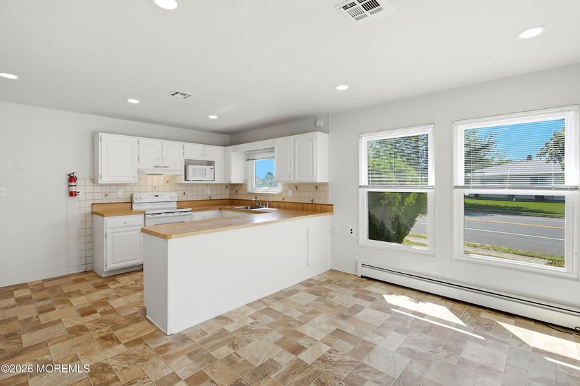 Welcome to this nicely maintained 2-bedroom, 2-bath Lakeview - photo 7