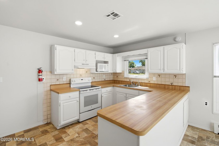 Welcome to this nicely maintained 2-bedroom, 2-bath Lakeview - photo 8