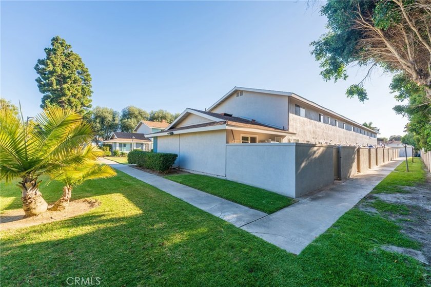 Welcome Home to this Beautifully Maintained Updated End-Unit - photo 28