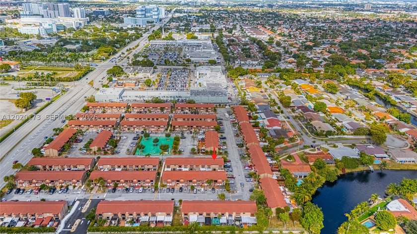 Well-located 1-bedroom, 1.5-bath condo in the highly desirable - photo 3