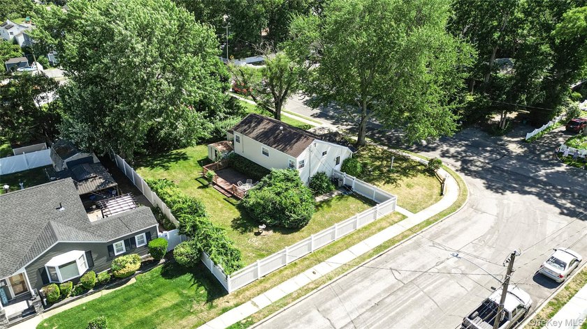 Prime location with endless potential. Situated on a spacious - photo 3