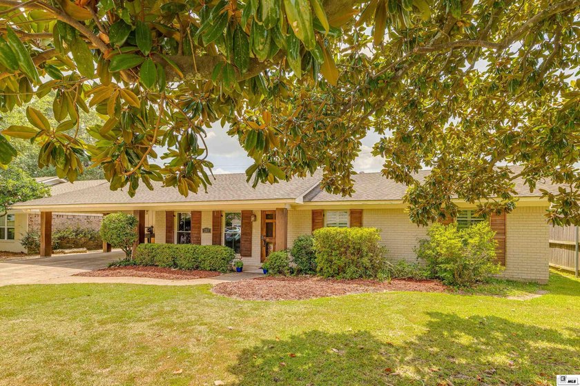 Welcome to this beautifully maintained 4 bedroom, 3 bathroom - photo 3