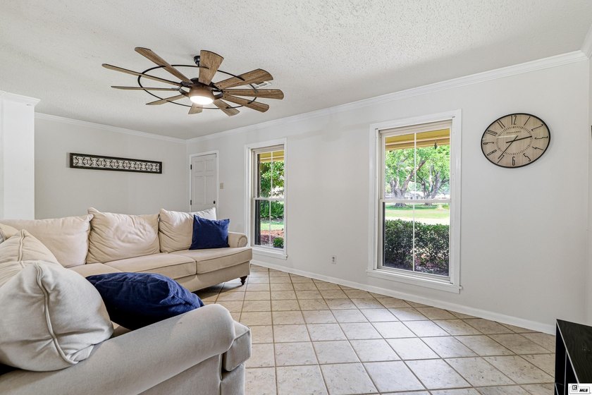 Welcome to this beautifully maintained 4 bedroom, 3 bathroom - photo 4