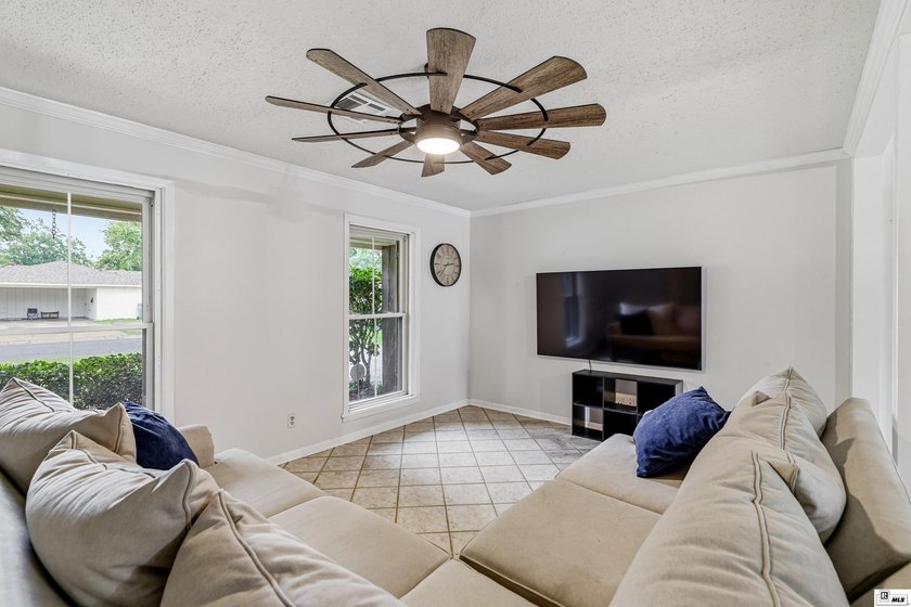 Welcome to this beautifully maintained 4 bedroom, 3 bathroom - photo 5