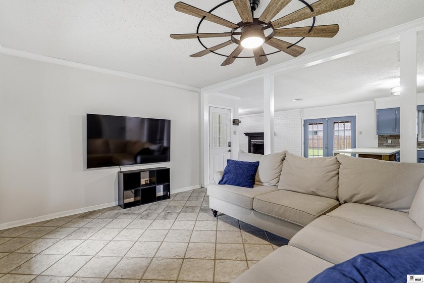 Welcome to this beautifully maintained 4 bedroom, 3 bathroom - photo 6