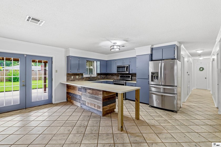 Welcome to this beautifully maintained 4 bedroom, 3 bathroom - photo 8