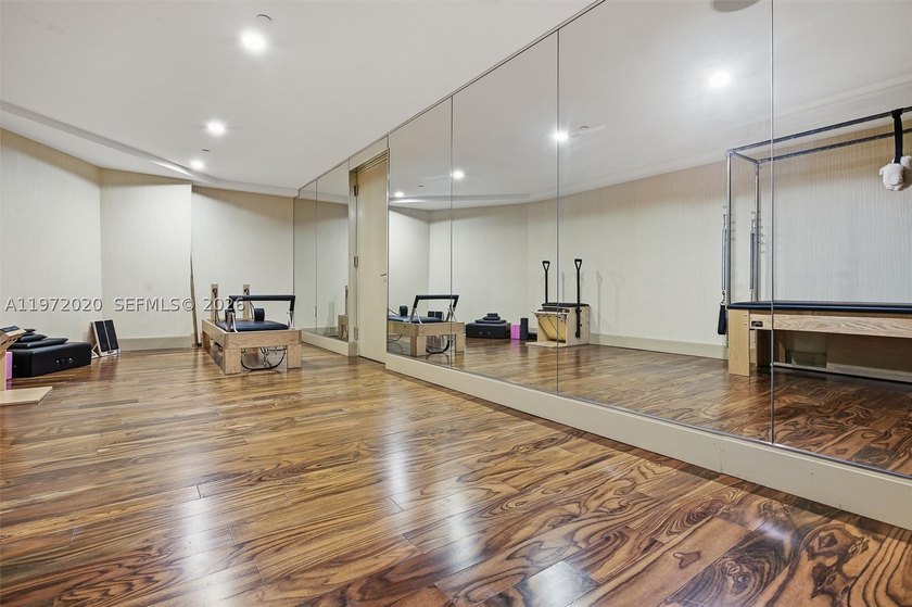 Spacious studio with updates and gorgeous West sunset views. New - photo 32