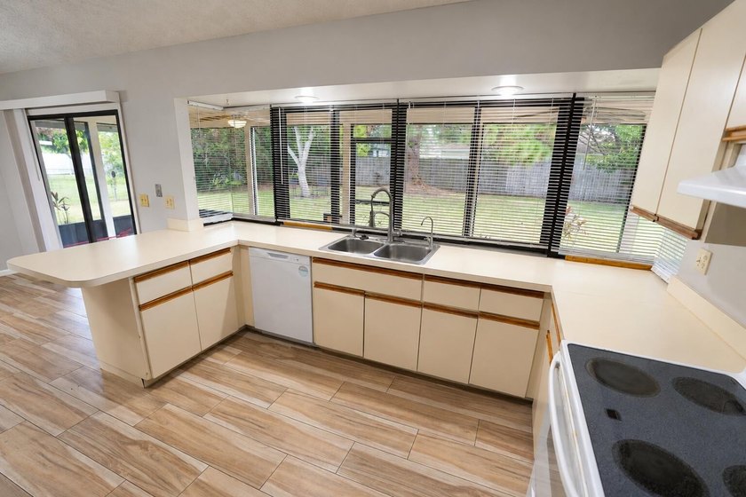 Beautifully Updated 3 Bedroom, 2 Bath home Located in the heart - photo 11