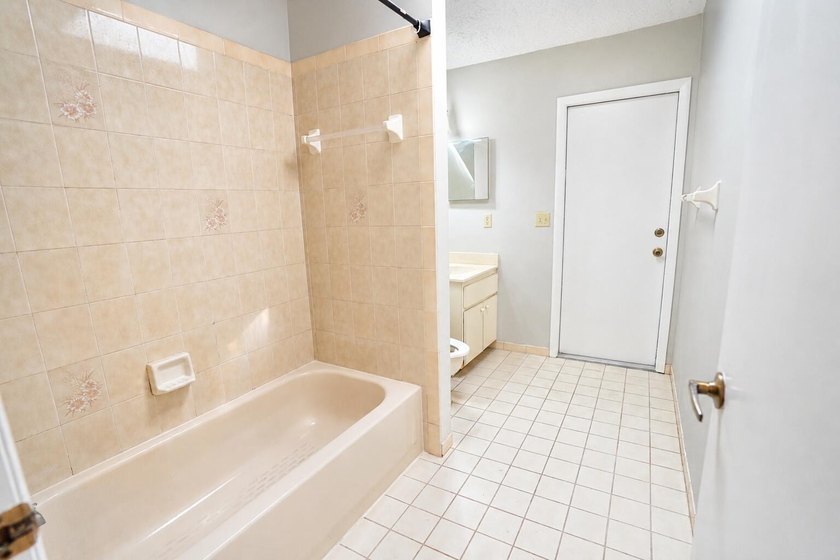 Beautifully Updated 3 Bedroom, 2 Bath home Located in the heart - photo 20