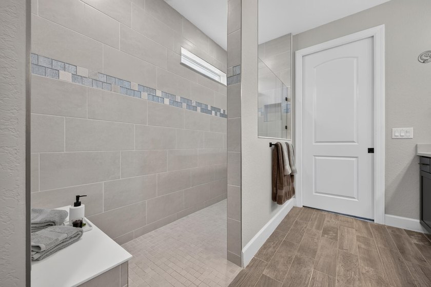 Better Than New! Welcome to this exceptional 4-bedroom Mystique - photo 32