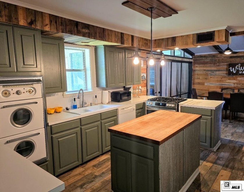 Step into timeless style with this spacious Mid-Century Modern - photo 5