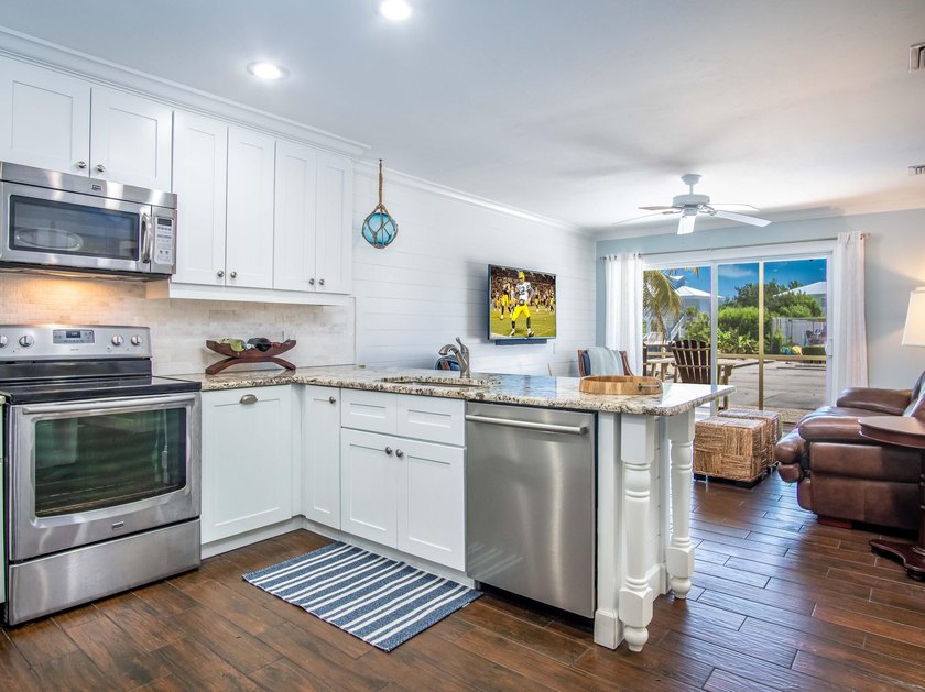 Beautiful end ground floor and corner unit. Enjoy the waterfront - photo 8