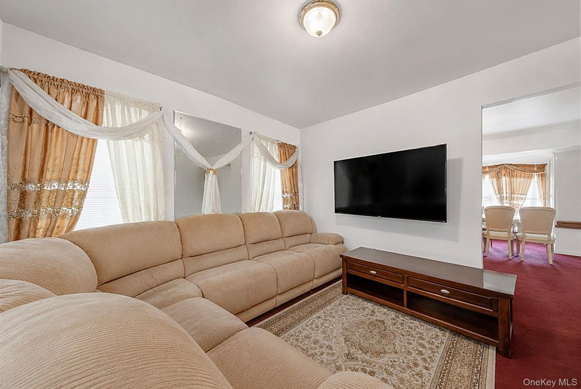 Beautifully maintained and thoughtfully designed, this detached - photo 8