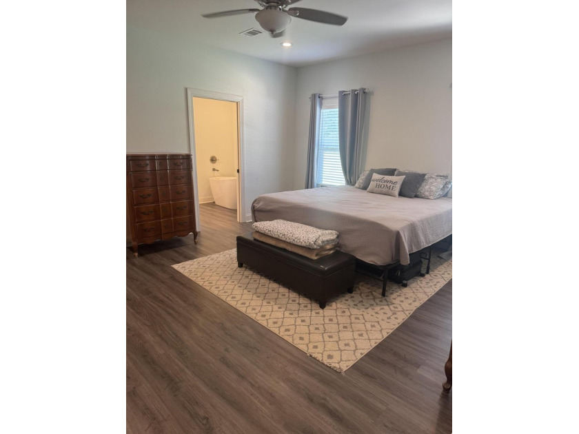 Spacious and beautifully appointed 4-bedroom, 2.5-bath home in - photo 14