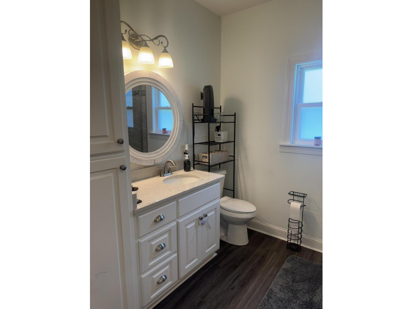 Spacious and beautifully appointed 4-bedroom, 2.5-bath home in - photo 16