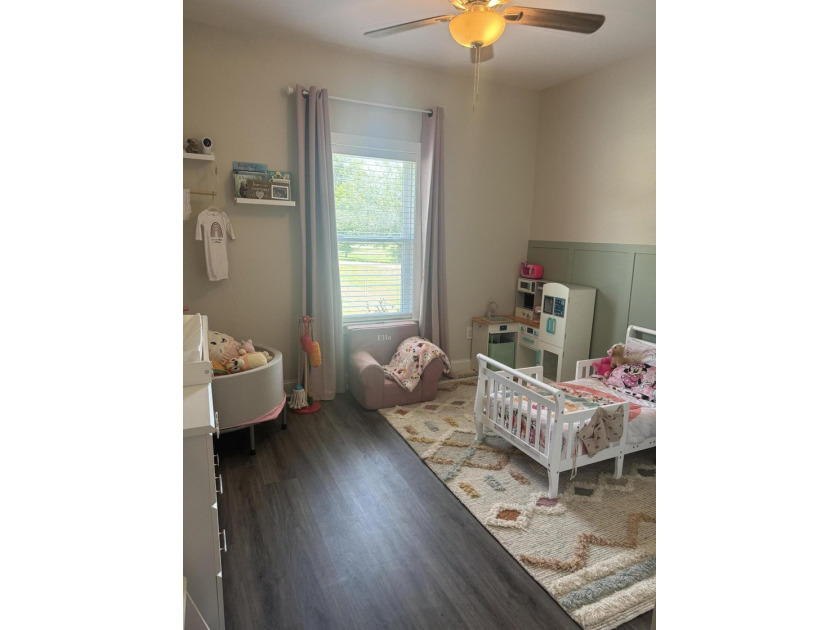 Spacious and beautifully appointed 4-bedroom, 2.5-bath home in - photo 18