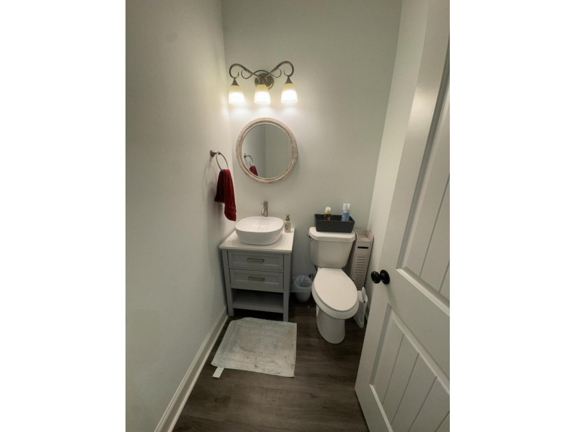 Spacious and beautifully appointed 4-bedroom, 2.5-bath home in - photo 21