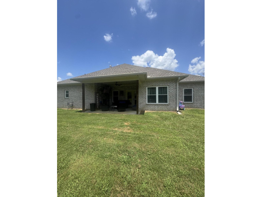 Spacious and beautifully appointed 4-bedroom, 2.5-bath home in - photo 23