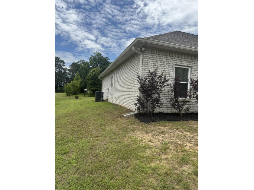 Spacious and beautifully appointed 4-bedroom, 2.5-bath home in - photo 24