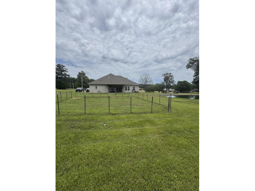 Spacious and beautifully appointed 4-bedroom, 2.5-bath home in - photo 25