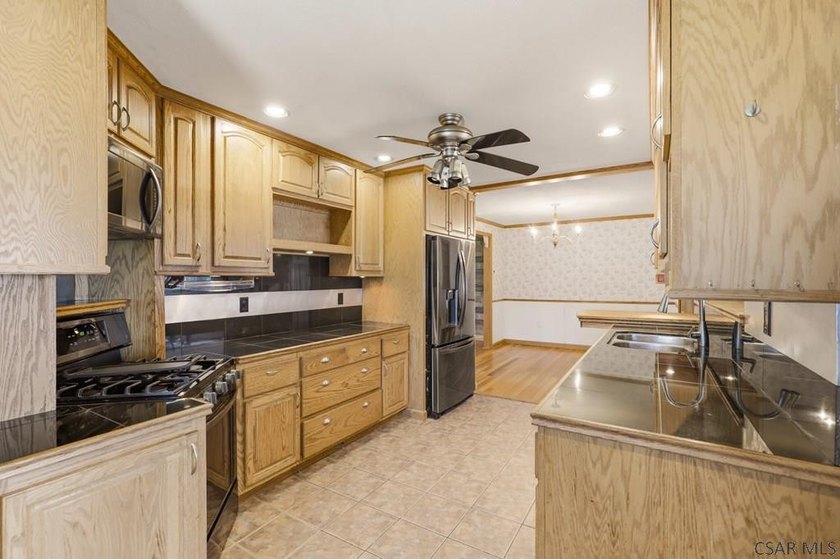 Welcome to 725 Wayne Street, a stunning and meticulously - photo 12