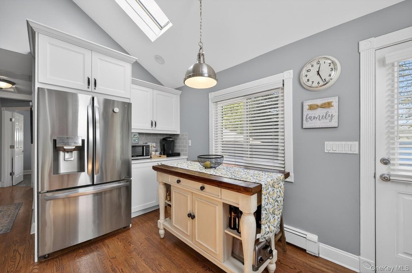 Beautifully renovated inside and out!! Welcome to 105 N Hamilton - photo 12