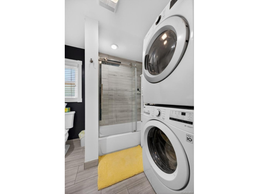 Beautifully renovated inside and out!! Welcome to 105 N Hamilton - photo 17