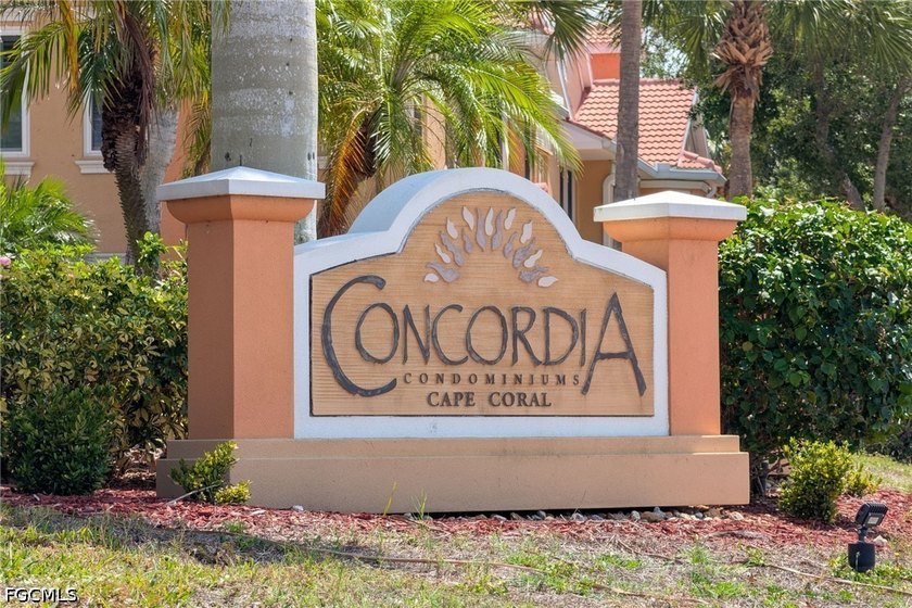 New Listing! This Beautiful 3 Bdrm Condo Is Located In The - photo 2