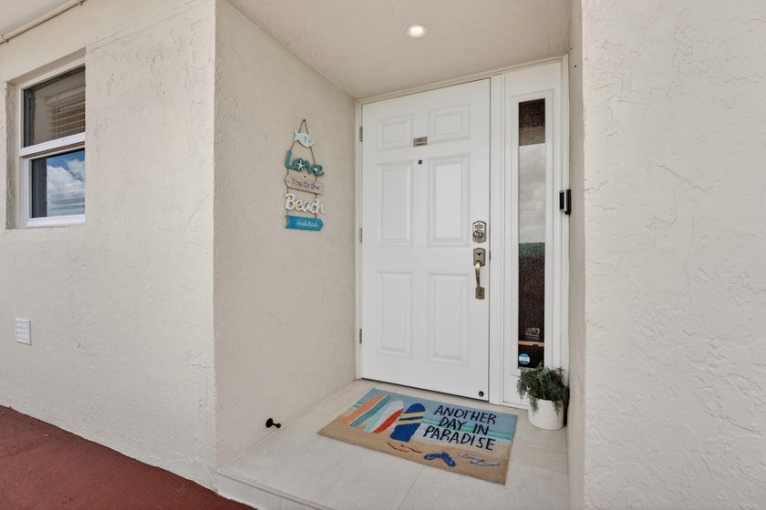 Experience luxury waterfront living in the desirable Hillsboro - photo 2