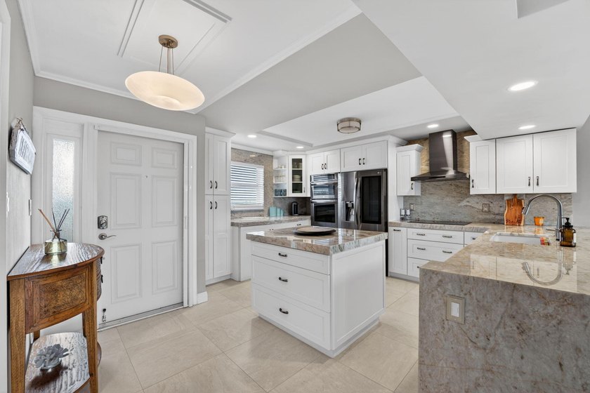 Experience luxury waterfront living in the desirable Hillsboro - photo 4