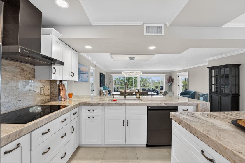 Experience luxury waterfront living in the desirable Hillsboro - photo 6