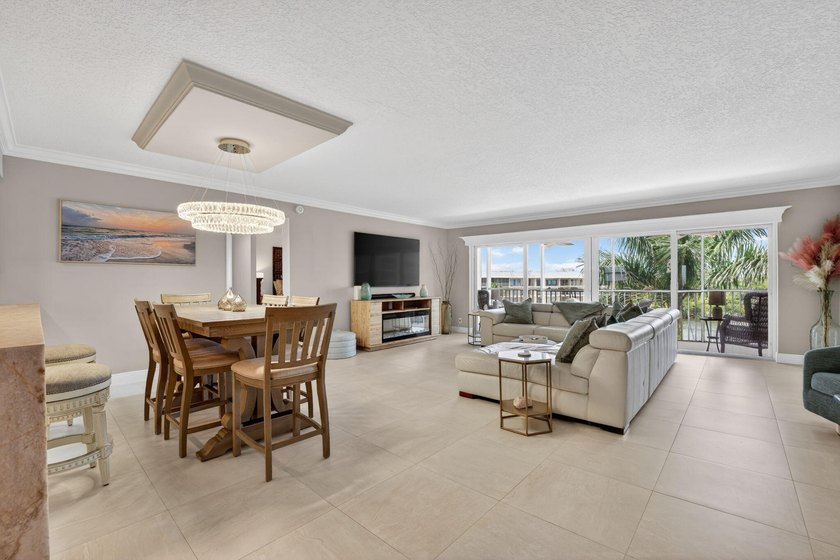 Experience luxury waterfront living in the desirable Hillsboro - photo 10